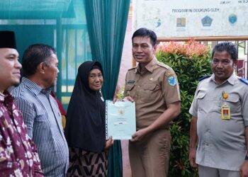 Pesan Penting Bupati Fadhil Ketika Serahkan Program PTSL