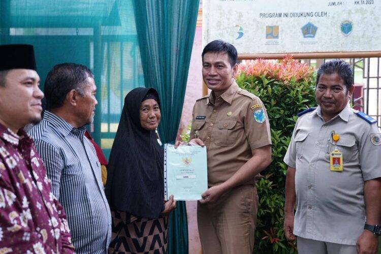 Pesan Penting Bupati Fadhil Ketika Serahkan Program PTSL