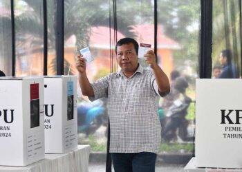 Romi Gunakan Hak Pilih di TPS 004 Kelurahan Rano