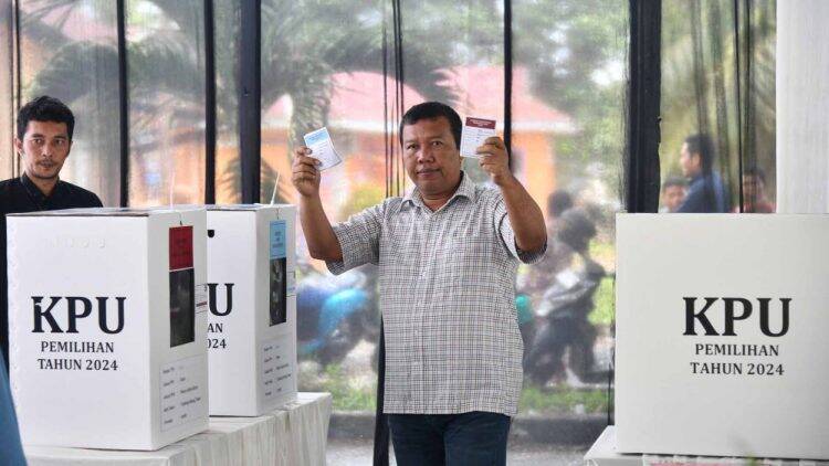 Romi Gunakan Hak Pilih di TPS 004 Kelurahan Rano