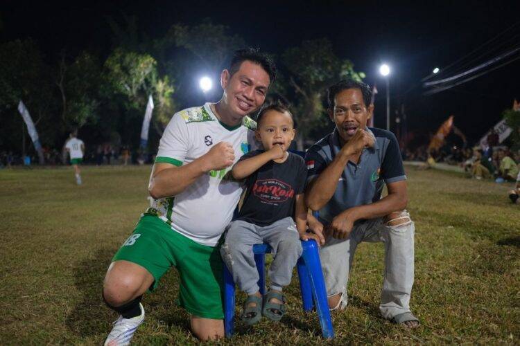 Fadhil Main Bola Bersama Warga Sridadi