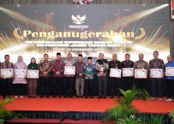 Fadhil Terima Langsung Penghargaan Informatif dari Al Haris