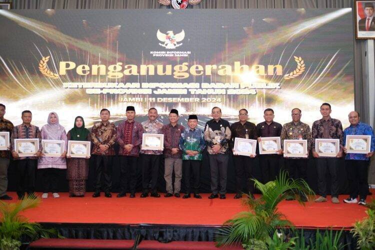 Fadhil Terima Langsung Penghargaan Informatif dari Al Haris