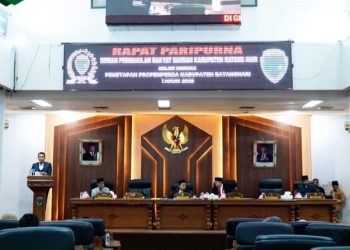 Fadhil-Bakhtiar Hadiri Paripurna Penetapan Propemperda Tahun 2025