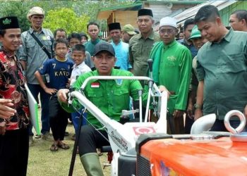 Turun ke Sawah, Fadhil Arief Coba Mesin Perontok Padi