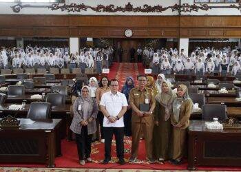 Siswa SMAN 4 Kota Jambi Padati Ruang Paripurna DPRD Jambi