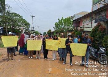Puluhan Warga Mendalo Ramai-ramai Turun ke Jalan