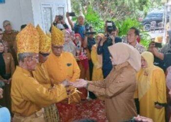 Dilla Disambut Tarian Adat di Hari Pertama Ngantor