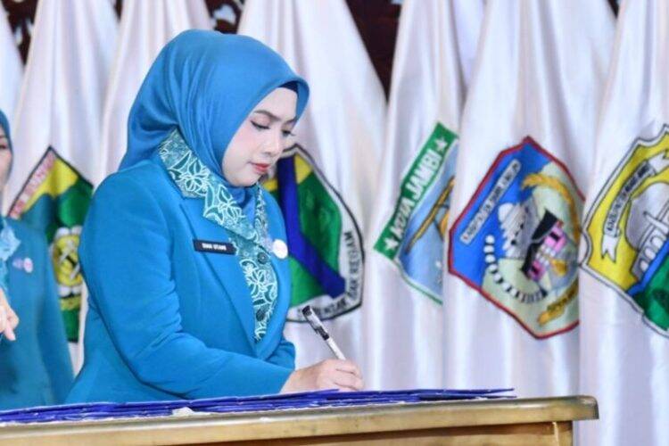 Profil Istri Wabup Muslimin Tanja Jabat Ketua PKK Tanjab Timur