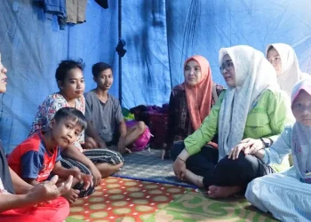 Ketika Bunda Zulva Fadhil Berbincang dengan Warga Pengungsi Tenda Darurat
