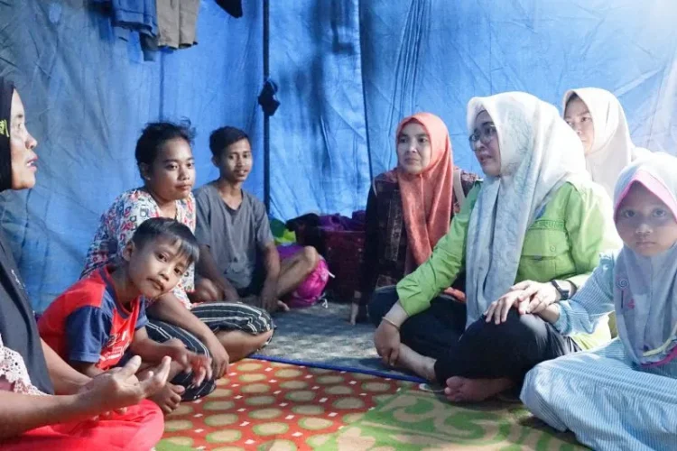 Ketika Bunda Zulva Fadhil Berbincang dengan Warga Pengungsi Tenda Darurat