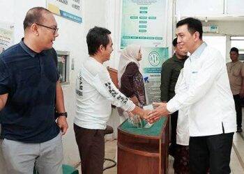 Hari Raya Idul Fitri, Fadhil Arief dan Istri Berbagi Kebahagiaan di RSUD Hamba