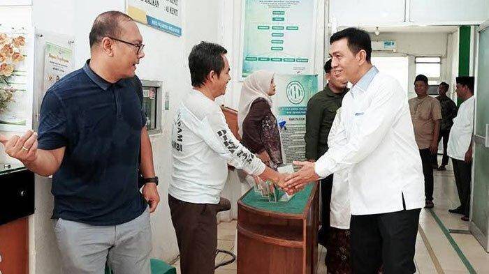 Hari Raya Idul Fitri, Fadhil Arief dan Istri Berbagi Kebahagiaan di RSUD Hamba