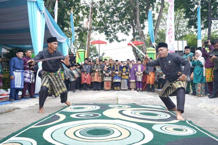Dari Lacak Hingga Tanduk Buang: Datuk Maulana, Datuk Diza dan Datin Sri Diangkat dalam Prosesi Budaya Melayu Jambi