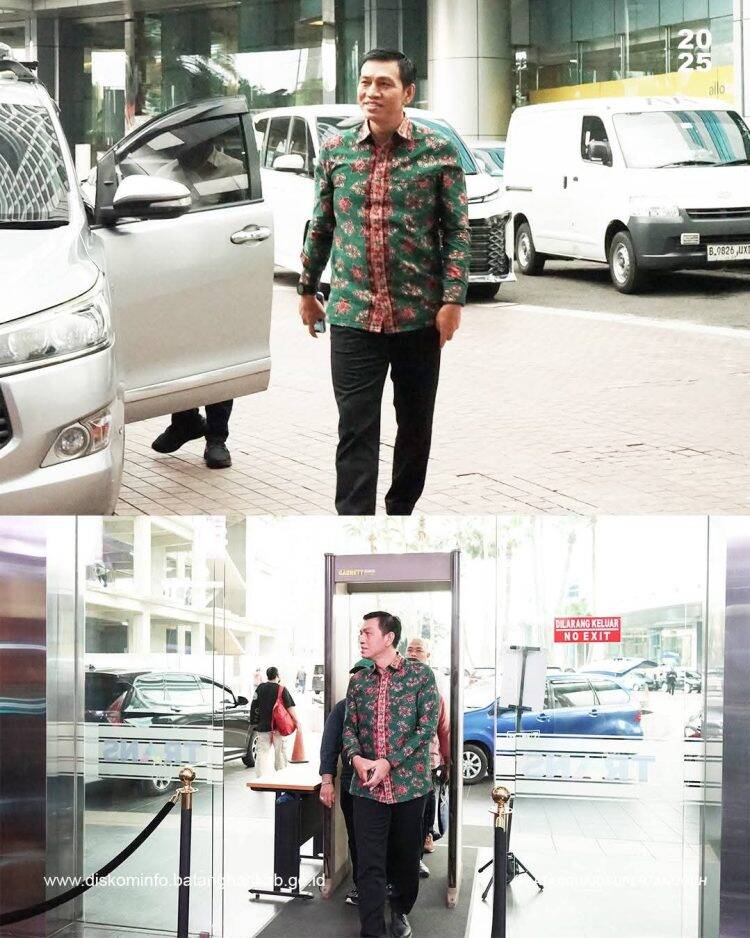 Fadhil Arief Tampil Stylish dengan Batik Jambi