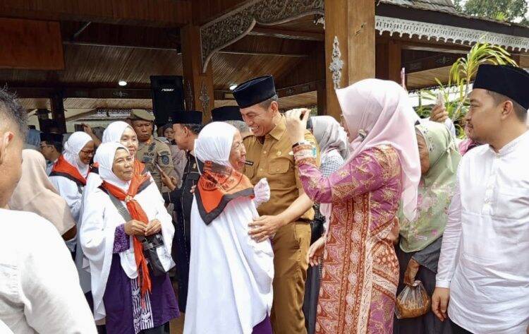 Calon Jemaah Haji Tertua dan Termuda di Batanghari, Fadhil Arief: Doakan Kami Supaya Amanah