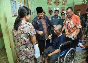 Hari Libur Tak Halangi Aksi, Wali Kota Maulana Turun Langsung Bantu Korban Kebakaran dan Disabilitas