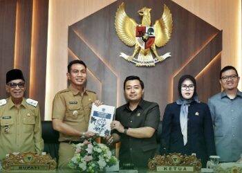 Bupati dan Wakil Bupati Batang Hari Serahkan Nota Pengantar RAPBDP dan RPJMD