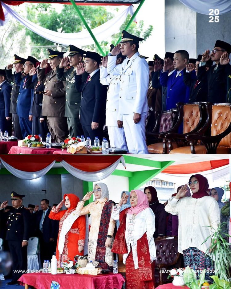 Alun-alun Lapangan Garuda Dipadati Banyak Orang Menyaksikan Penurunan Bendera Merah Putih