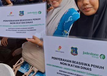 SKK Migas-Jadestone Beri Beasiswa 2 Putri Tanjab Barat