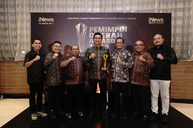 Dalam Sehari, Bupati Batang Hari Borong 2 Penghargaan Bergengsi