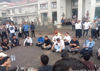 Ketua DPRD Hafiz Fattah Baca Pancasila dan UUD 45 Depan Masa Gelar Aksi