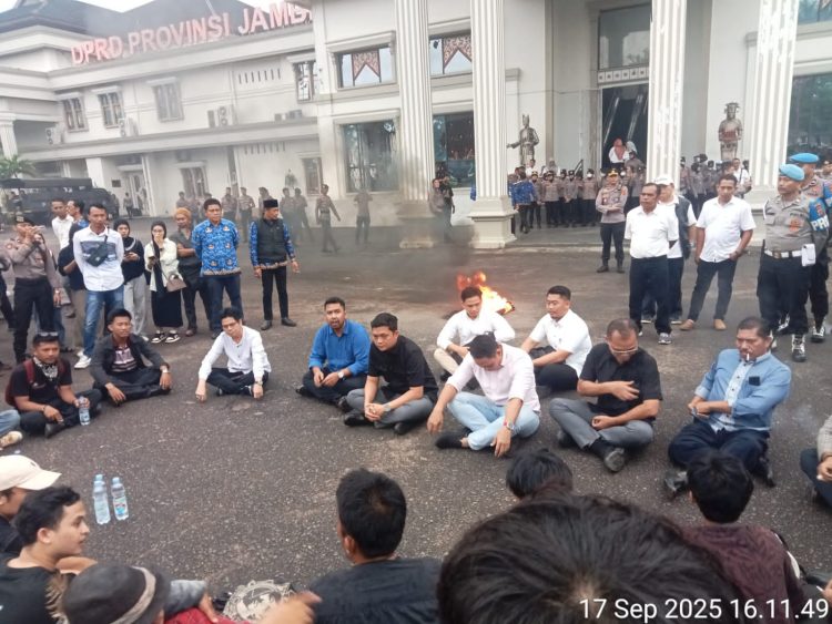 Ketua DPRD Hafiz Fattah Baca Pancasila dan UUD 45 Depan Masa Gelar Aksi