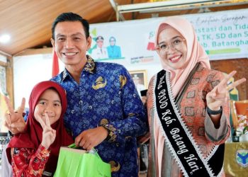 Semangat Fadhil Arief Tak Pernah Kendor! Berikan 10.428 Seragam ke Ribuan Siswa Prestasi dan Kurang Mampu di Batang Hari