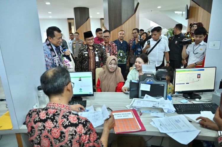 Penghargaan Bergengsi dari Kemen PANRB, Bukti Komitmen Wali Kota Maulana Tingkatkan Layanan Publik