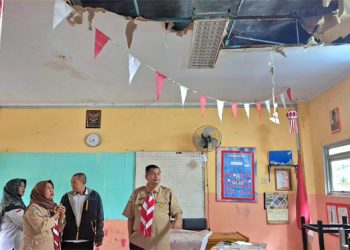 Ketua DPRD Tinjau Kelas Rusak di SMPN 7 Kota Jambi