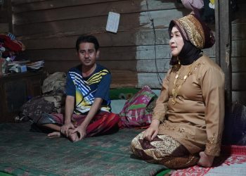 Hj. Hesti Haris Serahkan Kursi Roda dan Dampingi Terapi Pengobatan Warga Tunas Mudo Muaro Jambi