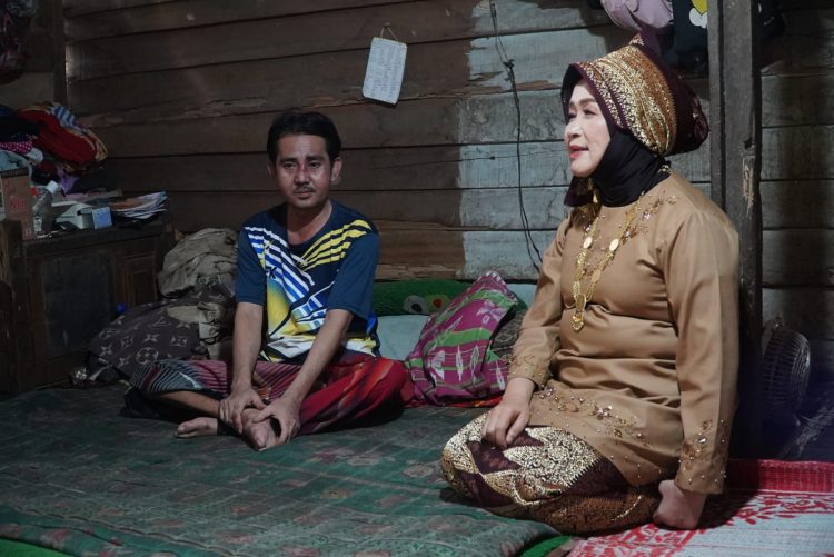 Hj. Hesti Haris Serahkan Kursi Roda dan Dampingi Terapi Pengobatan Warga Tunas Mudo Muaro Jambi