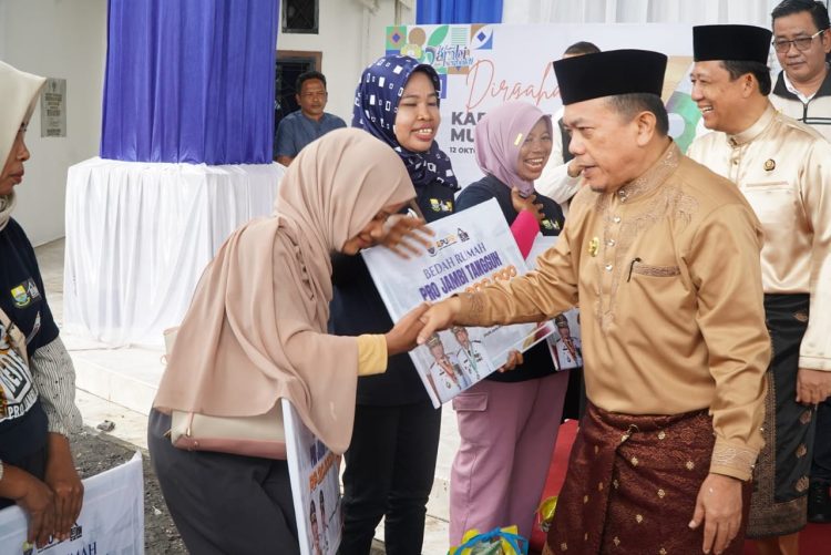 HUT ke-26 Muaro Jambi, Puluhan Warga Dapat Kado Bedah Rumah dari Gubernur