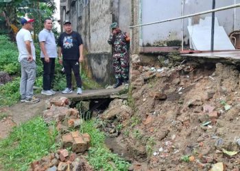 Ketua DPRD Kota Jambi Tinjau Longsor dan Drainase Rusak di Lorong Cemara