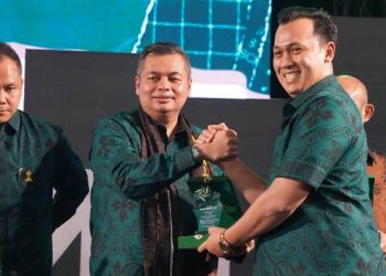 Ketua DPRD Kota Jambi Terima Penghargaan HIPMI Award
