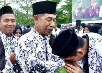 Upacara HGN, Bupati Batang Hari Cium Tangan Guru