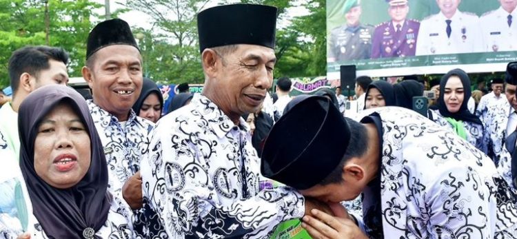 Upacara HGN, Bupati Batang Hari Cium Tangan Guru