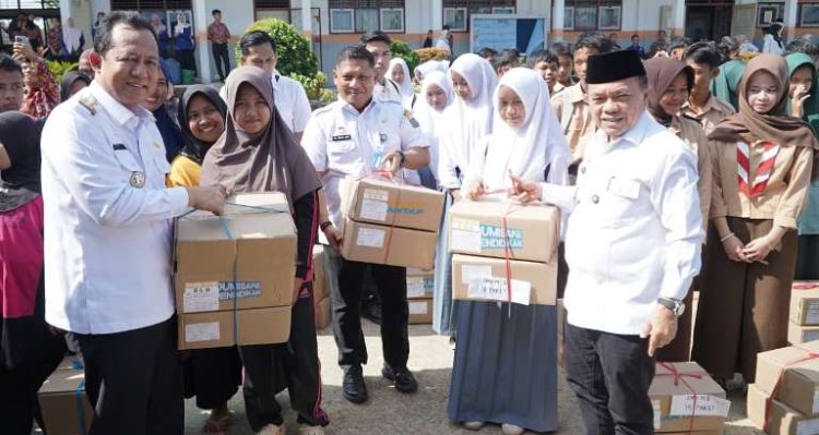 Al Haris Serahkan Bantuan ke Ratusan Pelajar Muaro Jambi