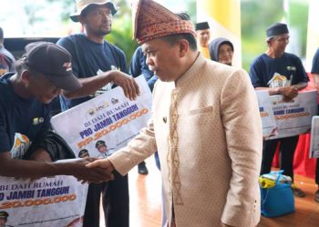 Al Haris Serahkan 51 Unit Bedah Rumah di Tanjab Timur