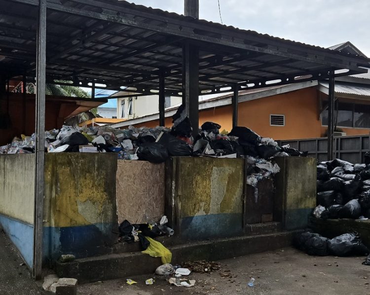 Jorok Banget Lur! Sampah Kian Menggunung di Gedung RSUD Raden Mattaher