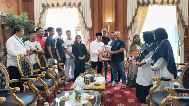 Gubernur Jambi Umrohkan Orang Tua Peraih Emas PON Aceh–Sumut