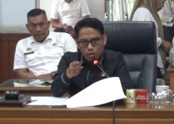 Kemas Supriyadi Mencak-mencak di Gedung DPRD Batang Hari Bela Hak Buruh: Tutup PT Super Home Production Indonesia, Cek Seluruh Izinnya!