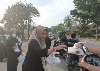 Semangat Warga RT 01 Bagan Pete Bagi-bagi Takjil Gratis di Jalan Lintas