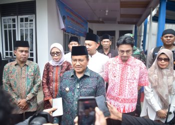 Maulana-Diza Bagi 50 Paket Sembako, Apresiasi Program RT 17 Simpang III Sipin