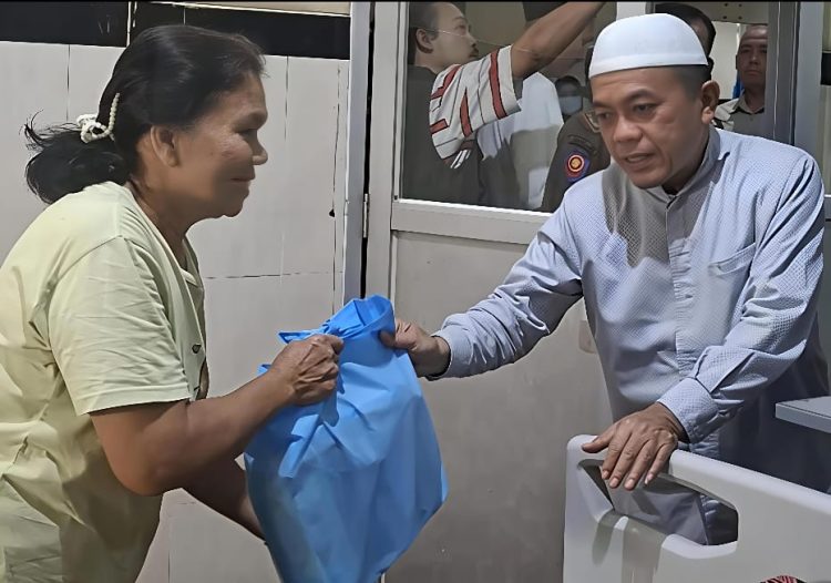 Al Haris Beri Semangat Pasien RSUD Raden Mattaher