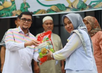 Waka DPRD Jambi Bagikan 215 Paket Sembako