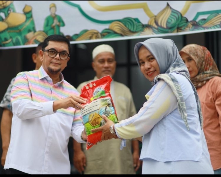 Waka DPRD Jambi Bagikan 215 Paket Sembako