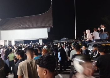 Ribuan Warga Datangi Mapolres Sijunjung, Persoalan Pemberitaan Tambang Yang Tidak Berimbang, Tuntut Oknum LSM Nakal