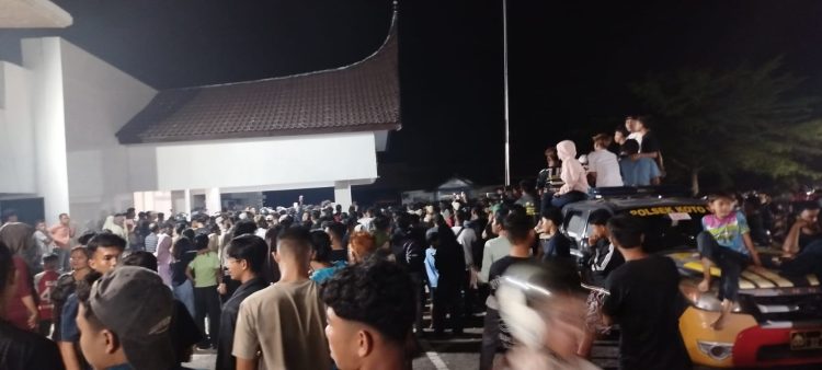 Ribuan Warga Datangi Mapolres Sijunjung, Persoalan Pemberitaan Tambang Yang Tidak Berimbang, Tuntut Oknum LSM Nakal